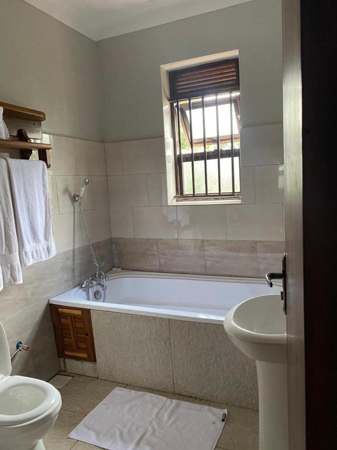 Golden Cherries Guest House Джинджа Екстериор снимка