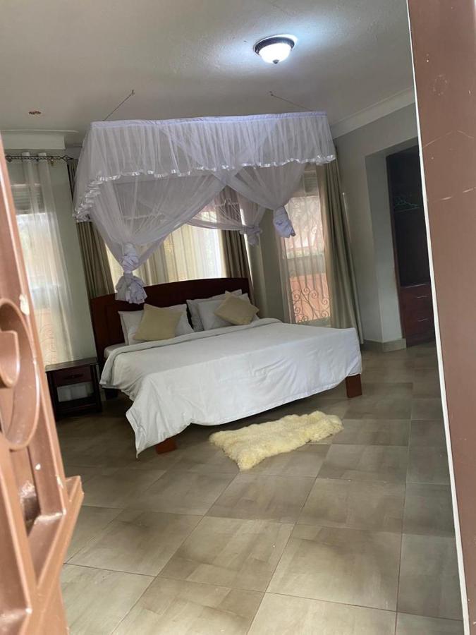 Golden Cherries Guest House Джинджа Екстериор снимка