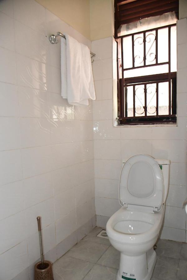 Golden Cherries Guest House Джинджа Екстериор снимка