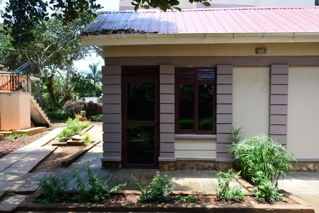 Golden Cherries Guest House Джинджа Екстериор снимка
